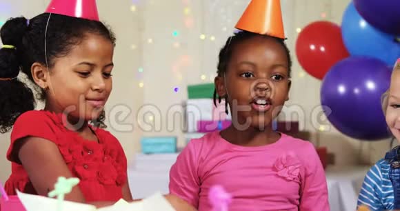 孩子们在生日派对中玩得开心视频的预览图