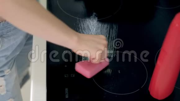 女士用海绵和喷雾清洁剂清洗厨房橱柜视频的预览图