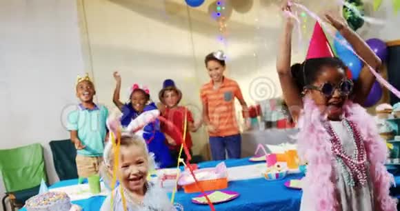 孩子们在生日派对中玩得开心视频的预览图