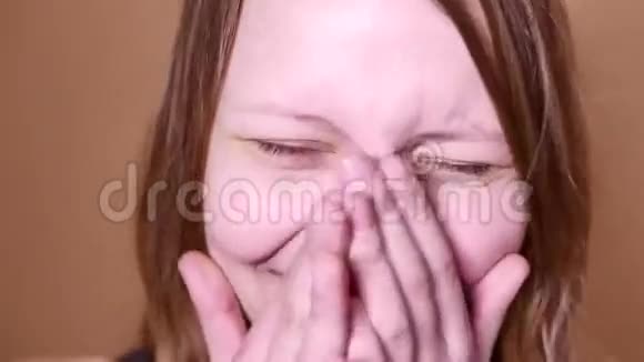 一个情绪迷人的笑着少女的特写肖像4UHDK视频的预览图