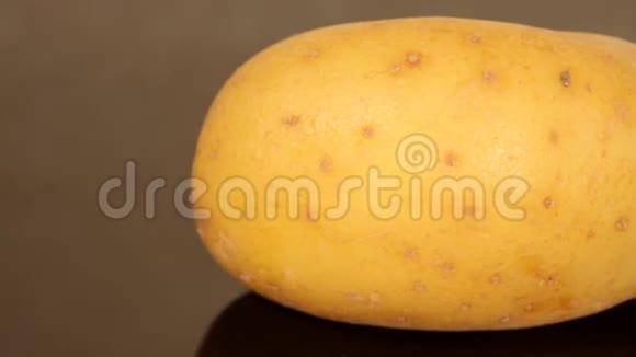 一个成熟的土豆在黑锅特写视频的预览图
