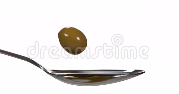 在白色背景下落入橄榄油视频的预览图