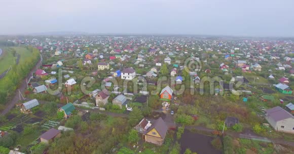 村庄里的橙色房子空中飞行视频的预览图