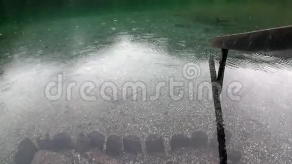 在奥地利纳斯雷思的费尔斯坦塞绿色山湖上下雨视频的预览图