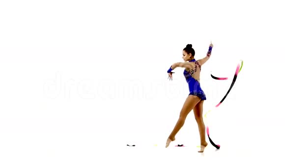 年轻的职业体操运动员用丝带跳舞视频的预览图