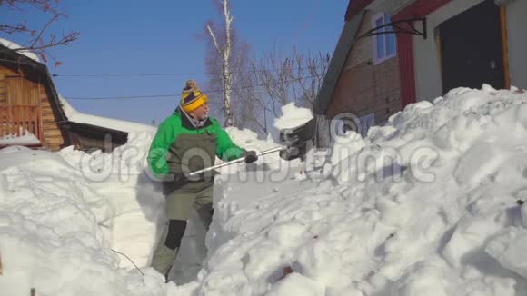 人们在暴风雪后铲雪视频的预览图