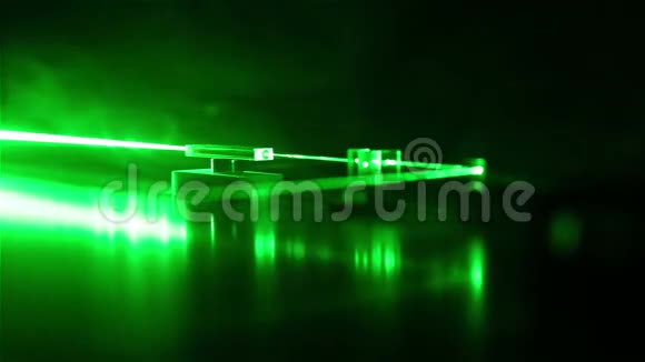 连续波绿色激光通过光学元件传播激光安全视频的预览图