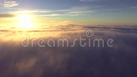 清晨飞过薄雾视频的预览图