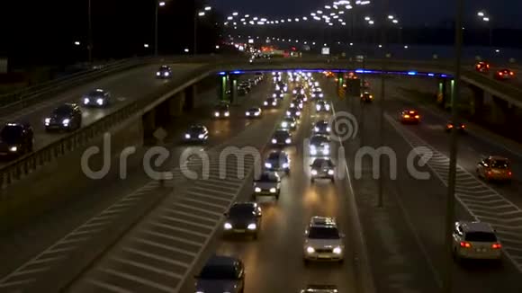 汽车前照灯的灯光夜间城市汽车的运动高速公路上汽车的运动布鲁尔视频的预览图