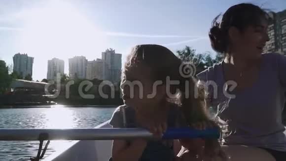 母亲和女儿在船上划船视频的预览图