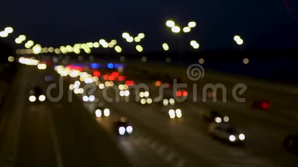 汽车前照灯的灯光夜间城市汽车的运动高速公路上汽车的运动布鲁尔视频的预览图