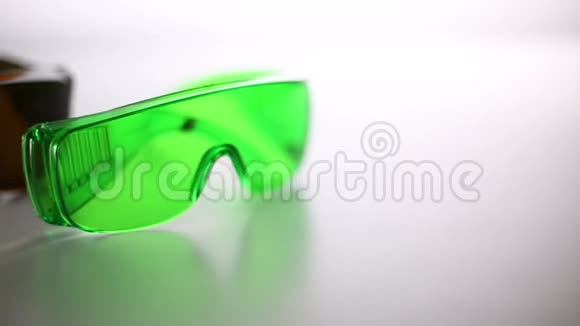 激光保护眼镜在桌子上视频的预览图