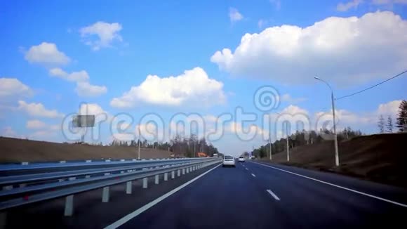 汽车在柏油路和天空的背景下行驶视频的预览图