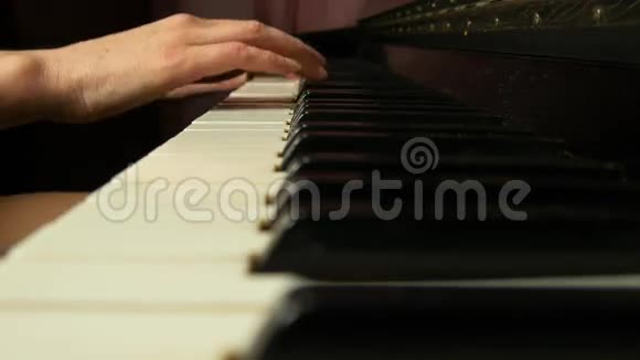 女手在一架漂亮的大钢琴上演奏一首轻柔的古典音乐女人弹钢琴特写视频的预览图