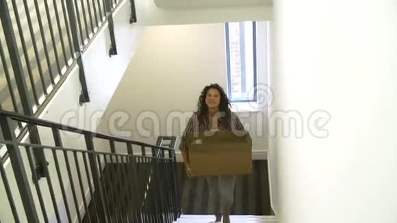 妇女在楼上搬入新家背箱视频的预览图