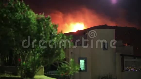 房屋附近的森林火灾视频的预览图