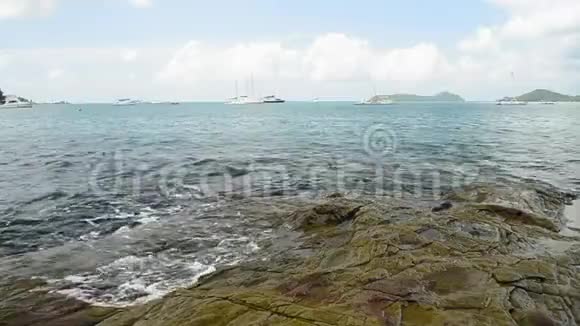 敖延海滩的海岸线风光低角度的海浪冲上岩石视频的预览图