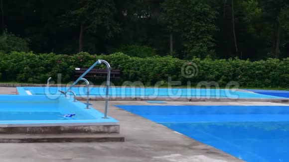 对游泳池的搜查夏季废弃游泳池视频的预览图