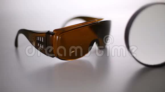 激光保护眼镜在桌子上绿色激光安全眼镜的特写视频的预览图