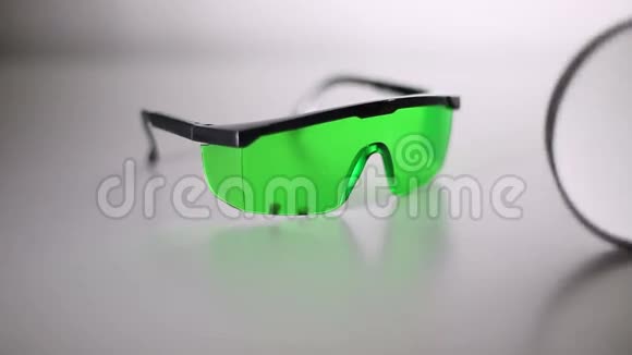 激光保护眼镜在桌子上绿色激光安全眼镜的特写视频的预览图