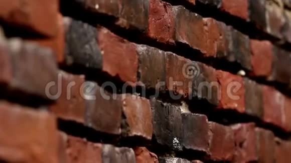 墙上的一些旧红砖变暗了视频的预览图