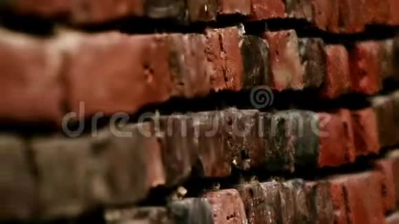 旧红砖墙的侧面形象视频的预览图