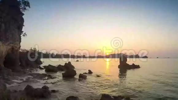 海滩上美丽的日落令人惊叹的色彩视频的预览图