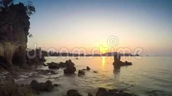 海滩上美丽的日落令人惊叹的色彩视频的预览图