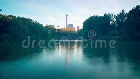 日落中央公园湖4k时间从纽约视频的预览图