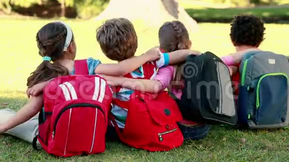 学龄儿童坐在草地上视频的预览图