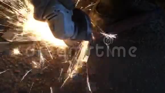用等离子火花切割器切割金属工件视频的预览图