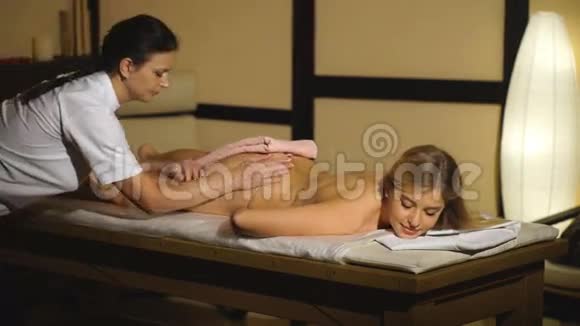 女人躺在按摩背部放松视频的预览图