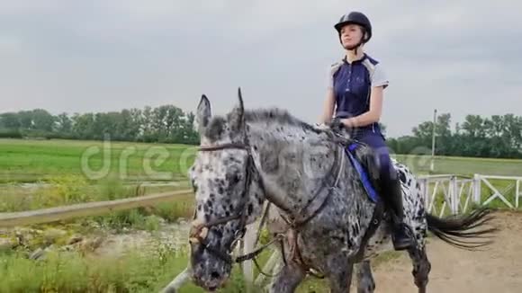 年轻女孩在户外骑马动作慢视频的预览图