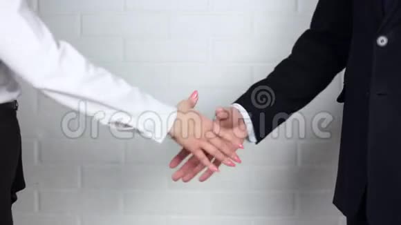 商人和女商人握手的拥抱视频的预览图