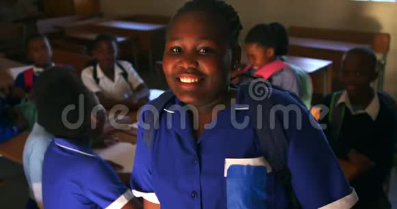 一位年轻女学生微笑着的肖像视频的预览图