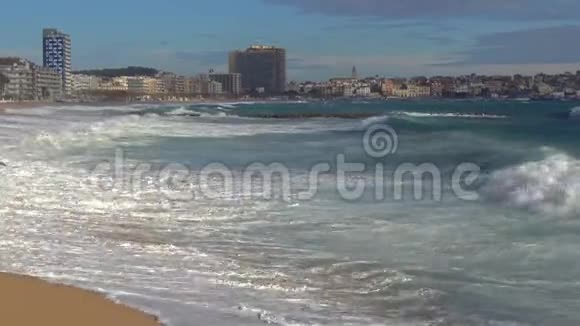 海滩上的巨浪帕拉莫斯附近的西班牙科斯塔布拉瓦视频的预览图