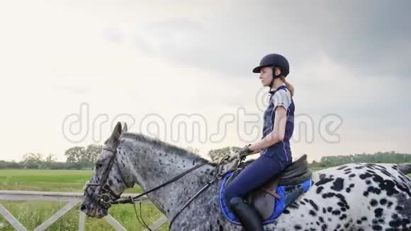 年轻女孩在户外骑马动作慢视频的预览图