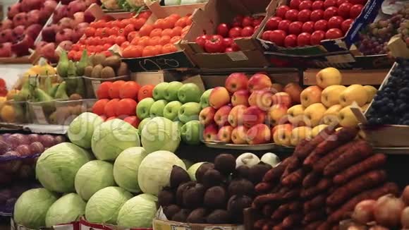 货架上的新鲜蔬菜和水果视频的预览图