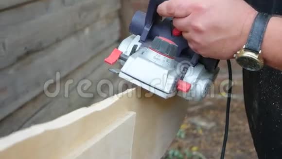 木工刨木专业电刨视频的预览图