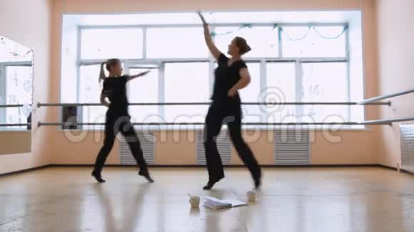 两个穿着黑色衣服的舞者想出了一个新的舞蹈视频的预览图