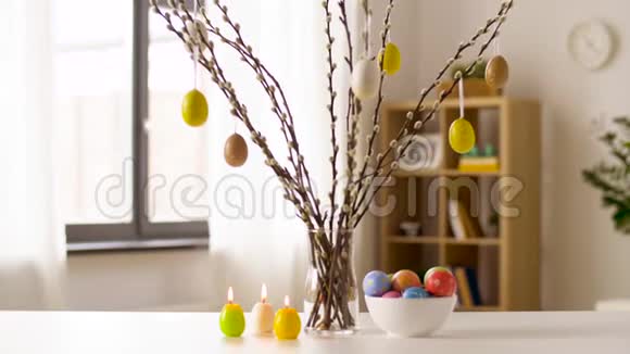 复活节彩蛋柳树和蜡烛在家燃烧视频的预览图