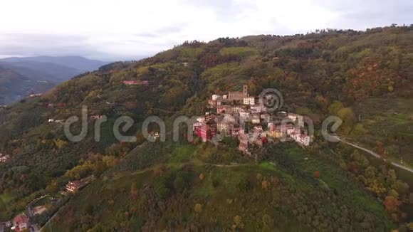 空中拍摄华丽的小村庄上山天桥中间落色视频的预览图