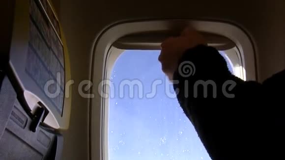 关闭飞机车窗遮阳视频的预览图