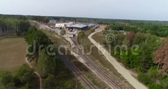 货运列车靠近木工厂木工厂鸟瞰图视频的预览图