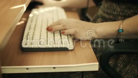 女人在键盘电脑上打字关上视频的预览图