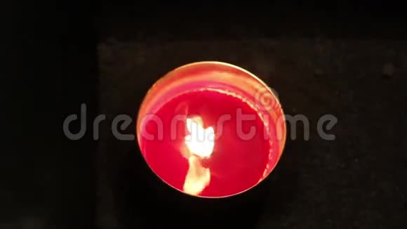 在一个圆形的玻璃里点燃一盏熔化的蜡烛视频的预览图