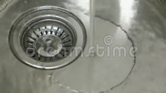 把厨房的钢水槽里的水排干视频的预览图