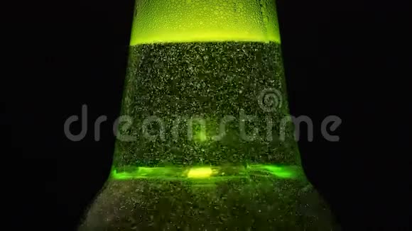关闭一个绿色的瓶颈有很多气泡视频的预览图