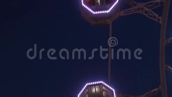 夜间旋转的摩天轮的特写视频的预览图