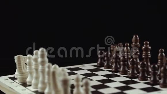黑色背景下的国际象棋游戏视频的预览图